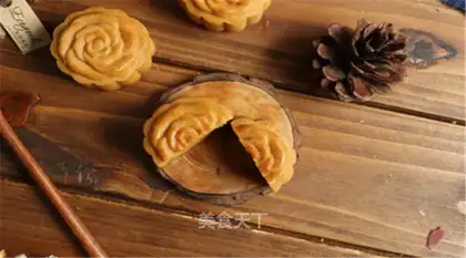 The egg yolk mooncake