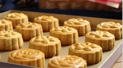 The egg yolk mooncake