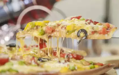 Vegetable cheese pizza