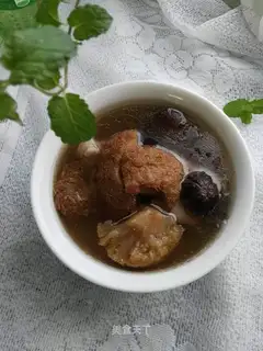 Monkey mushroom bone soup