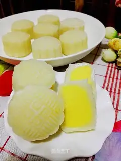 A milky ice-cream mooncake