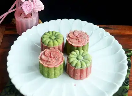 Peach pine pine cream moon cake