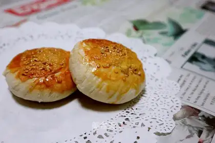Squeeze meat mooncake