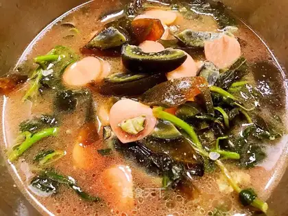 ♪ ♪ Red-cracked egg soup ♪