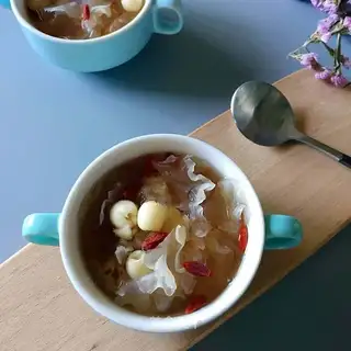 Silver-eared fruit soup