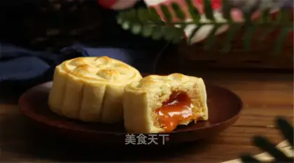 A yellow-haired moon cake