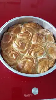 The rose hand tore bread