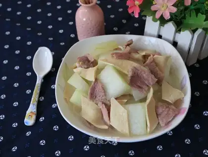 The salted cucumber is thick with leaves