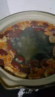 A chicken with dates and soup and soup