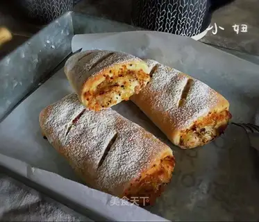 Tuna pocket pizza