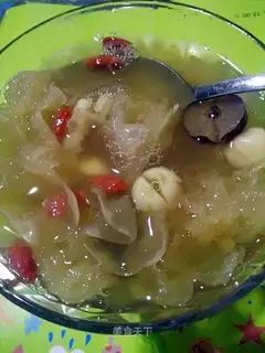 Peach glue and silver-eared lotion soup