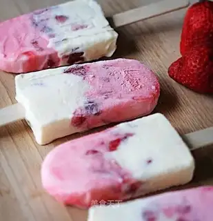 Strawberry popsicles
