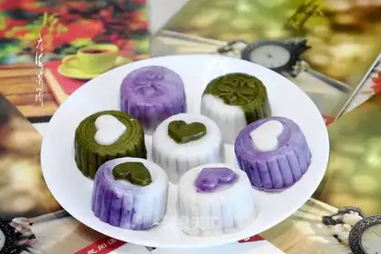 It's a very simple colored mooncake