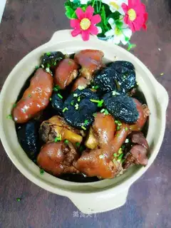 Flaming pigs' feet with mushrooms