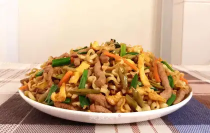 Sour bean omelet noodles