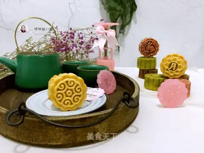 A wide moon cake