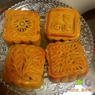 A wide moon cake