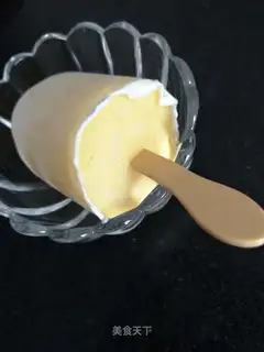 Yogurt mango popsicle