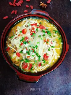A fan of peppers, golden needles and mushrooms
