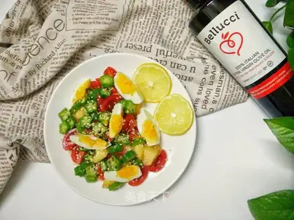 A healthy vegetable and vegetable salad with olive oil