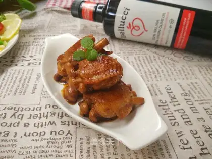 Red-burned chicken wings