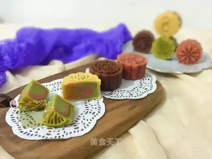 A wide moon cake