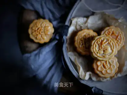 Classic broad moon cake