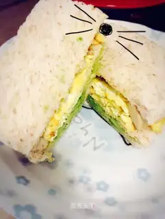 Butter eggfish and sausage sandwich