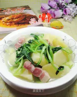 Pour potatoes with salted chicken caterpillars