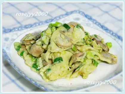 Fungus onion fried eggs