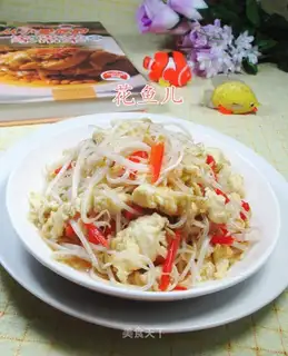 The red pepper egg fried green bean sprouts
