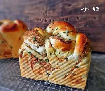 Onion pine toast