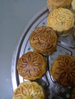 A wide moon cake