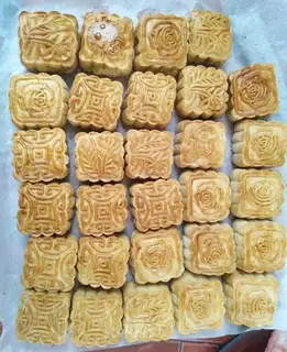 A wide moon cake