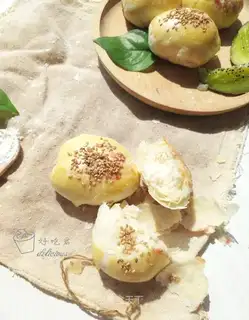Sour coconut mooncake