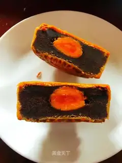 A wide moon cake