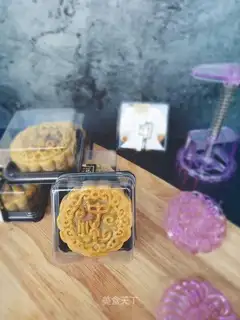 A wide moon cake