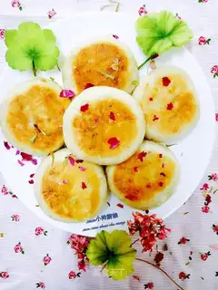 A sesame rose moon cake