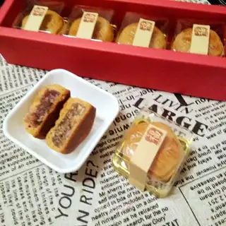 A wide moon cake