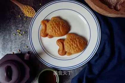 Little fish cranberry green bean mooncake