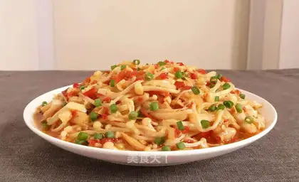 Scratch pepper garlic and golden needle mushrooms
