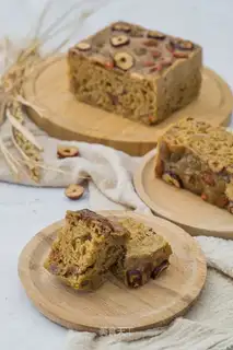 Old red date cake