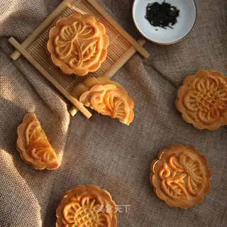 The egg yolk mooncake