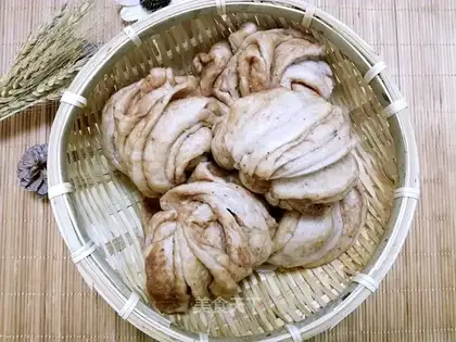 Red sugar sesame rolls
