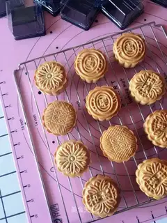 A wide moon cake