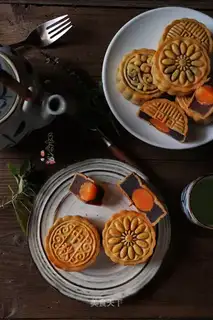 A wide-range red sugar date mudsand moon cake