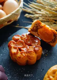 A wide moon cake