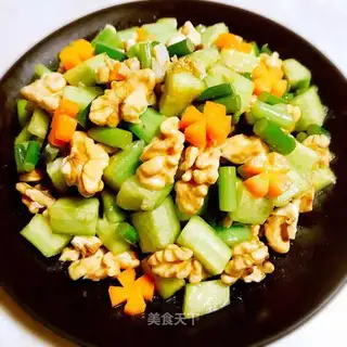 Peach and garlic cucumber