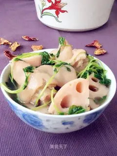 Fresh beans, pig hoof soup