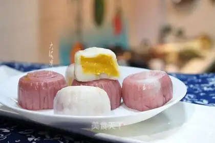 Mango ice-cream mooncake
